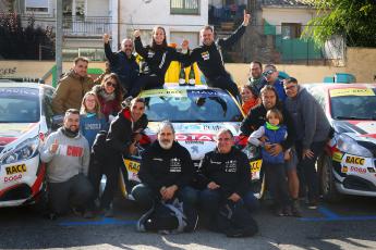 Sime Ribes-Óscar Larrosa frente al coche y Luka Larrosa-Brigitte Saurí encima de él, rodeados de su equipo. Ral·li de Tàrrega 2019 / Foto: Archivo Larrosa